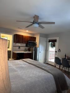 YoBee! Park Reservation Included! Heart of Yosemite - Homey Studios and Breakfast