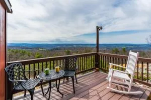 Mountaintop Views, Hot Tub, Deck, Fire Pit & WiFi - Augusta