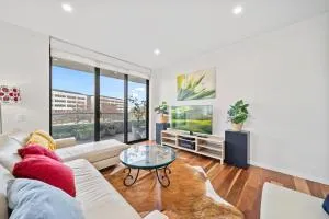 Inner-City 2-Bed with Large Balcony, Garden & Gym - Campbell