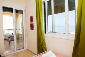 Two-Bedroom Apartment with Sea View - Split Level