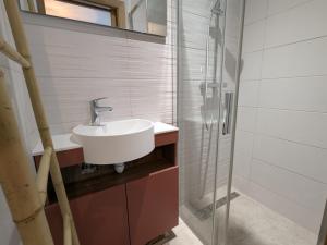 Gîte Montagne avec Piscine Chauffée, Spa et Sauna - Les Roches - FR-1-589-656