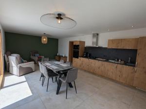 Maisons de vacances Gite avec piscine chauffee, spa et vue sur la vallee - FR-1-589-655 : photos des chambres