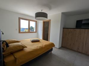 Maisons de vacances Gite Montagne avec Piscine Chauffee, Spa et Sauna - Les Roches - FR-1-589-656 : photos des chambres