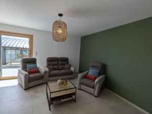 Maisons de vacances Gite avec piscine chauffee, spa et vue sur la vallee - FR-1-589-655 : photos des chambres