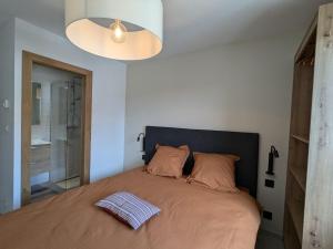 Maisons de vacances Gite avec piscine chauffee, spa et vue sur la vallee - FR-1-589-655 : photos des chambres
