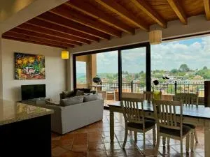 Charming No Stairs Near DT Security Pool Parking - La Aurora