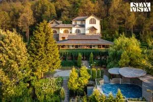 StayVista at Sylvana Villas with Lawn, BBQ and Jacuzzi - Barog