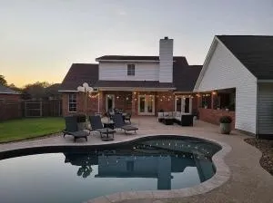 Upscale Hideaway with 2 King Beds Disney Plus Fast WiFi Private POOL & Gated Yard - Bunkie