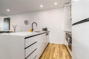 Lovely 2BR Apartment w free parking on premises - Hosted by Canstay