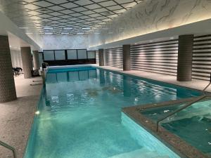 Amazing 1 Bedroom Apt with Large living & extra sleeping space -up to 5 ppl Plus Gym Jacuzzi Spa Pool Sauna and Garden with BBQ