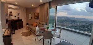 Southridge PH with jacuzzi, TOP views by Homely