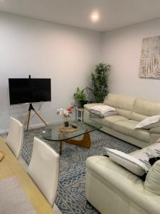 Amazing 1 Bedroom Apt with Large living & extra sleeping space -up to 5 ppl Plus Gym Jacuzzi Spa Pool Sauna and Garden with BBQ