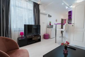 Ultra Central White & Lila Studio