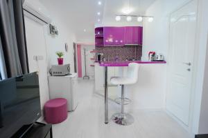 Ultra Central White & Lila Studio