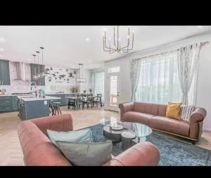 4 bedroom Luxury Home , Theater, Sleeps 7, AC , Garage - Devon