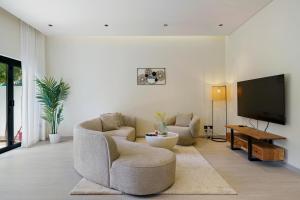 Backyard Bliss Villa in The Lakes 3BR plus maids room