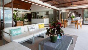 Chic Baan Capo - Luxury Four Bedroom Beachfront Villa