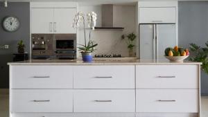 Chic Baan Capo - Luxury Four Bedroom Beachfront Villa