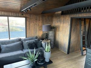 Cozy 3BR Summerhouse with Hot Tub in South Iceland