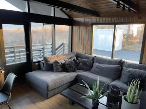 Cozy 3BR Summerhouse with Hot Tub in South Iceland