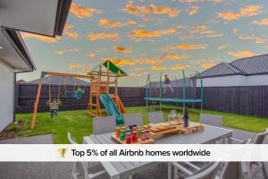 New Luxury Home with Games Room and Park Outlook Sleeps 12, 26 mins from CHC airport