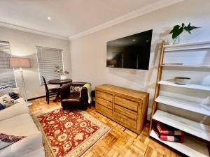 #Spacious Cozy Stay- Free parking