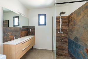 Maisons de vacances Les Lauriers Roses - Maison climatisee piscine : photos des chambres