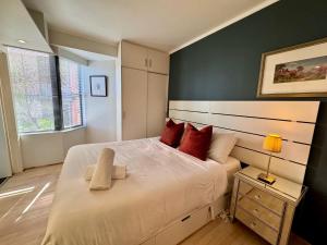 Couples Gateway in Sunny Elizabeth Bay