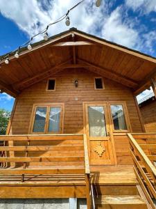 LogInn Family Cabin Cozy Wooden Cottage in Mestia