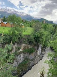 LogInn Family Cabin Cozy Wooden Cottage in Mestia