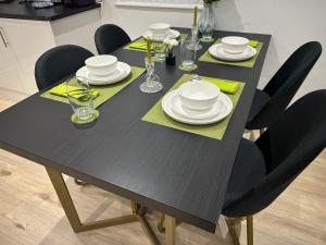 Midland Apartments - Luxury Large Entire Unit Sleeps 4