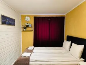 Miracle Tromso, cozy double bed private room in a shared apartment with Stunning Tromso Views - Kroken