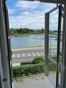 Fantastisk udsigt - tæt på by, vand og natur