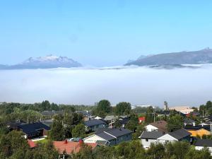 Arctic Inn, cozy single bed private room in a shared apartment with Stunning Tromso Views