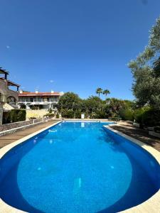 Luxury Seaside Apt In Pefkochori Featuring Pool