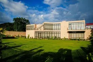 Hill side Lake Haven - Єлагірі