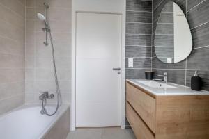 Maisons de vacances A 650m du bord de mer, belle maison neuve pour 8 : photos des chambres