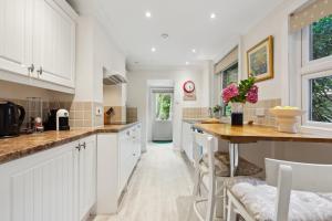2-Bedroom Stunning, Chic, Spacious & Stylish Retreat, Central Winchester, Free On-Street Parking, Sleeps 6, Pet-Friendly - by Blue Puffin Stays