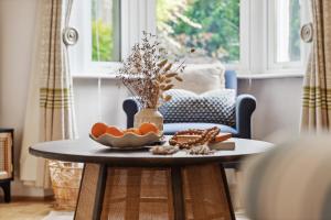 2-Bedroom Stunning, Chic, Spacious & Stylish Retreat, Central Winchester, Free On-Street Parking, Sleeps 6, Pet-Friendly - by Blue Puffin Stays