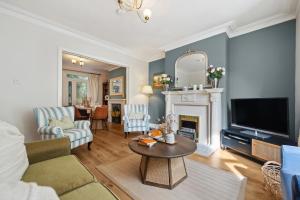 2-Bedroom Stunning, Chic, Spacious & Stylish Retreat, Central Winchester, Free On-Street Parking, Sleeps 6, Pet-Friendly - by Blue Puffin Stays