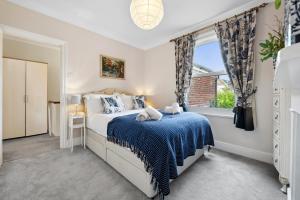 2-Bedroom Stunning, Chic, Spacious & Stylish Retreat, Central Winchester, Free On-Street Parking, Sleeps 6, Pet-Friendly - by Blue Puffin Stays
