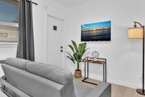 Near The Beach on Hollywood Blvd Great Suite D6