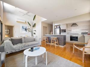 Jacaranda Lane - Sleek & Modern - Central