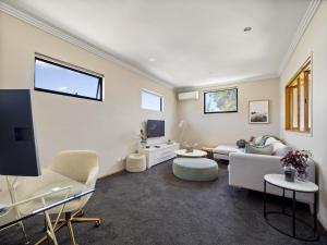 Jacaranda Lane - Sleek & Modern - Central