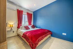 Sleek & Stylish 2BR Accommodation with Large Private Terrace - Close to Saint Julians & Tigne Shopping Mall