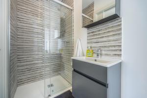 Sleek & Stylish 2BR Accommodation with Large Private Terrace - Close to Saint Julians & Tigne Shopping Mall