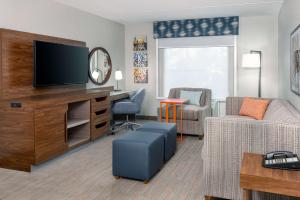 Queen Room with Two Queen Beds (4 Adults) room in Hampton Inn & Suites Charlottesville at the University