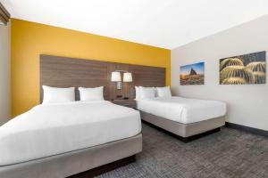 Quadruple Room with Two Queen Beds and Roll-In Shower - Disability Access/Non Smoking room in Best Western Plus Portales Inn