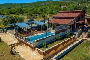 Secluded villa with a private pool near Split and Sibenik - Unešić
