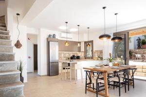 Villa Sun, Roussospiti